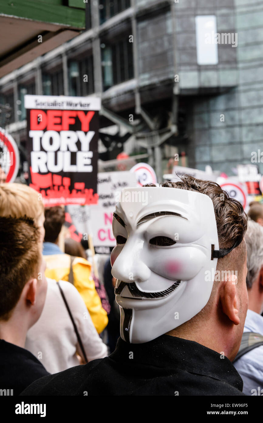 Londra, Regno Unito. Xx Giugno, 2015. Masse di persone marciando attraverso le strade di Londra il 20 di giugno 2014 che protestano contro il governo Tory della politica di austerità e di misure. Credito: Tom Arne Hanslien/Alamy Live News Foto Stock