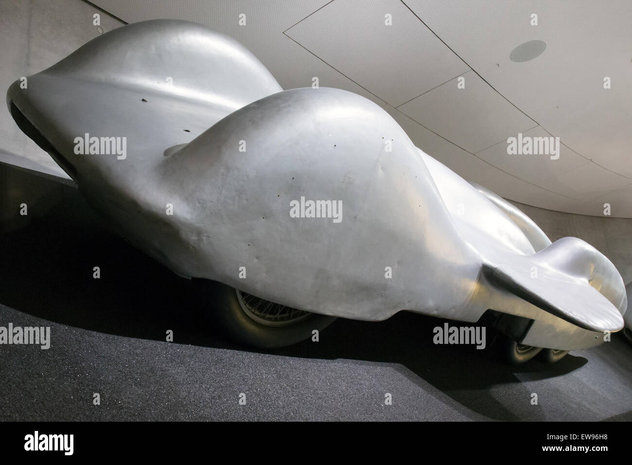 La Mercedes-Benz T80, esposta al Mercedes-Benz Museum, un'auto da record di velocità su terra progettata da Ferdinand Porsche negli anni '1930 Foto Stock