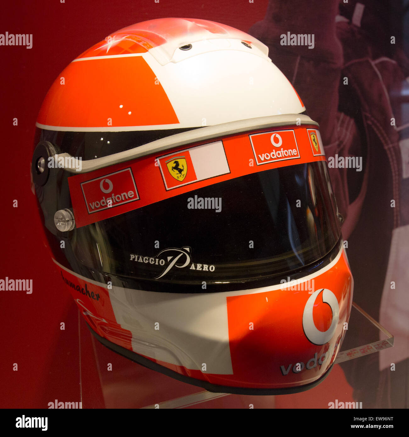L'iconico casco rosso Ferrari di Michael Schumacher esposto al Museo Ferrari di Maranello, in Italia, rappresenta la sua illustre carriera in Formula 1. Foto Stock