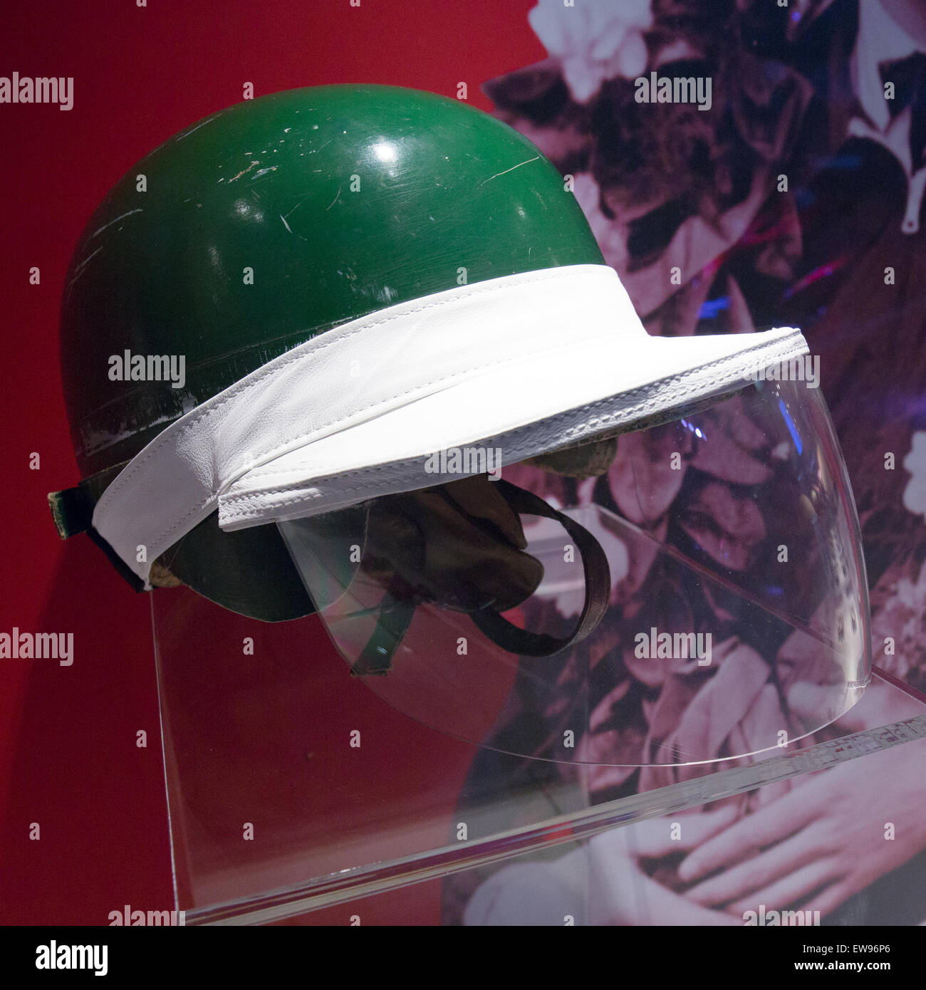 Mike Hawthorn casco con visiera pioggia Museo Ferrari Foto stock - Alamy