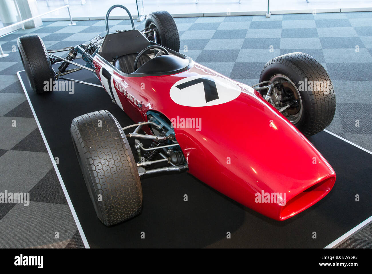 La vista anteriore destra della Mitsubishi Colt Formula F3A, esposta al Suzuka Circuit Time Machine Exhibition del 2012, mostra il suo design incentrato sulle prestazioni per le corse junior a ruote scoperte. Foto Stock