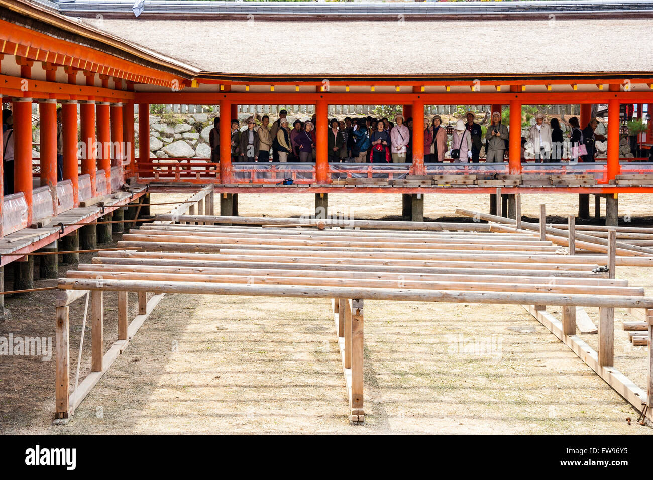 Corridoi sopraelevati Vermilion del santuario di Iksukushima, una popolare destinazione turistica sull'isola di Miyajima. Costruito nello stile architettonico Shinden. Foto Stock
