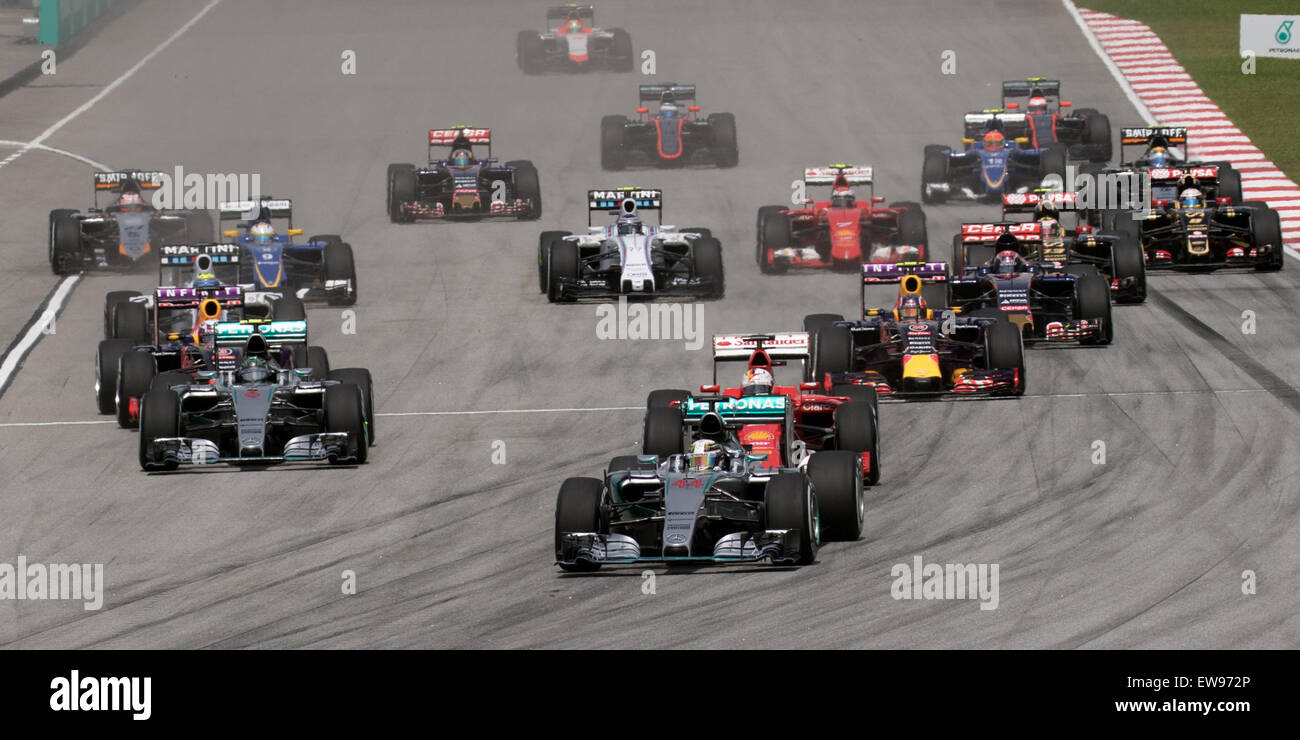 Il giro di apertura del Gran Premio della Malesia 2015, caratterizzato da una partenza drammatica mentre i piloti lottano per la posizione sul circuito di Sepang. Foto Stock