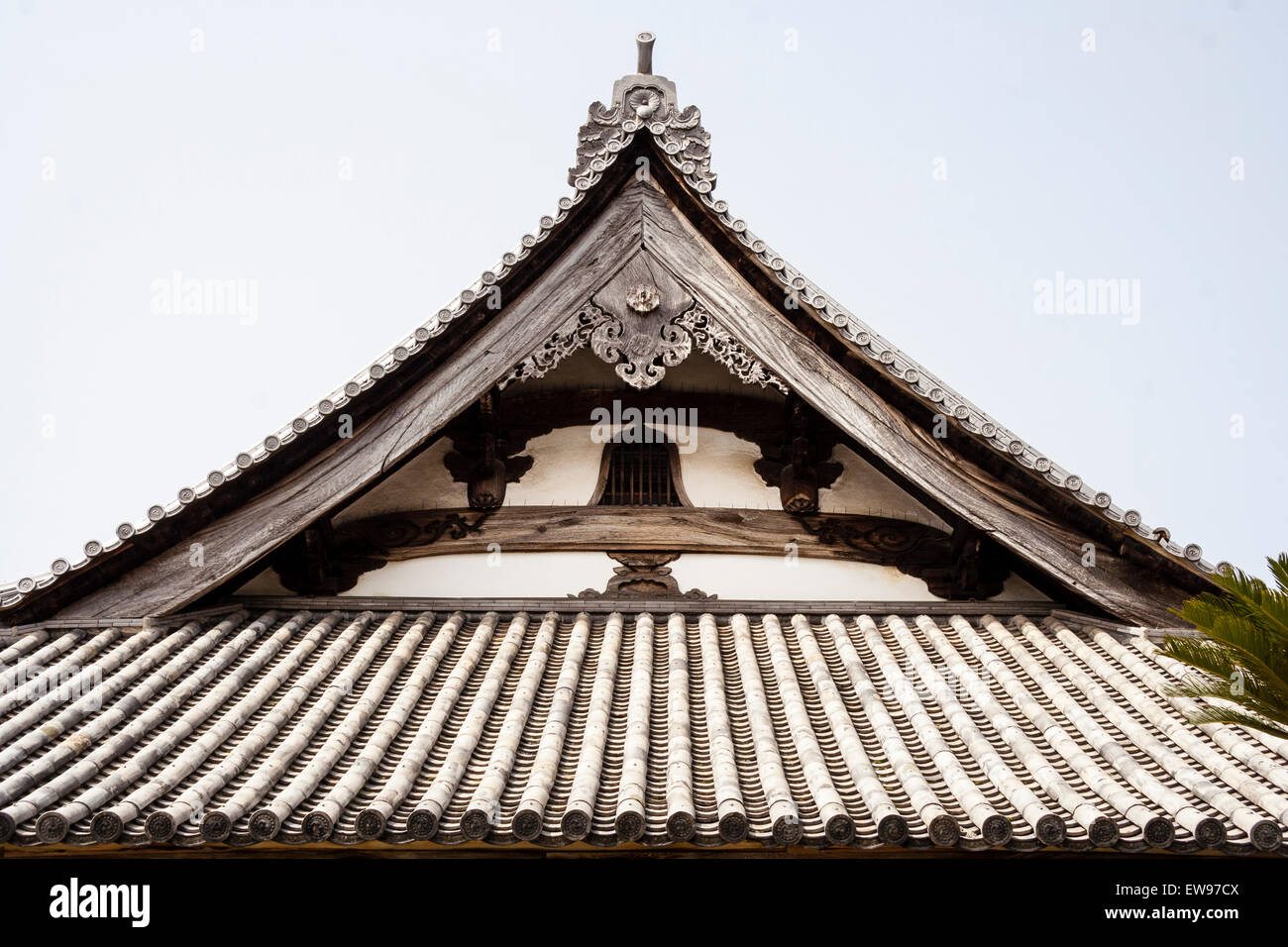 Santuario giapponese dettaglio del tetto. Fine ogf gable mostra gli ornati gegyo che unisce i due tratti curvati hafuita travi di sostegno del tetto. Komyo-ji. Foto Stock