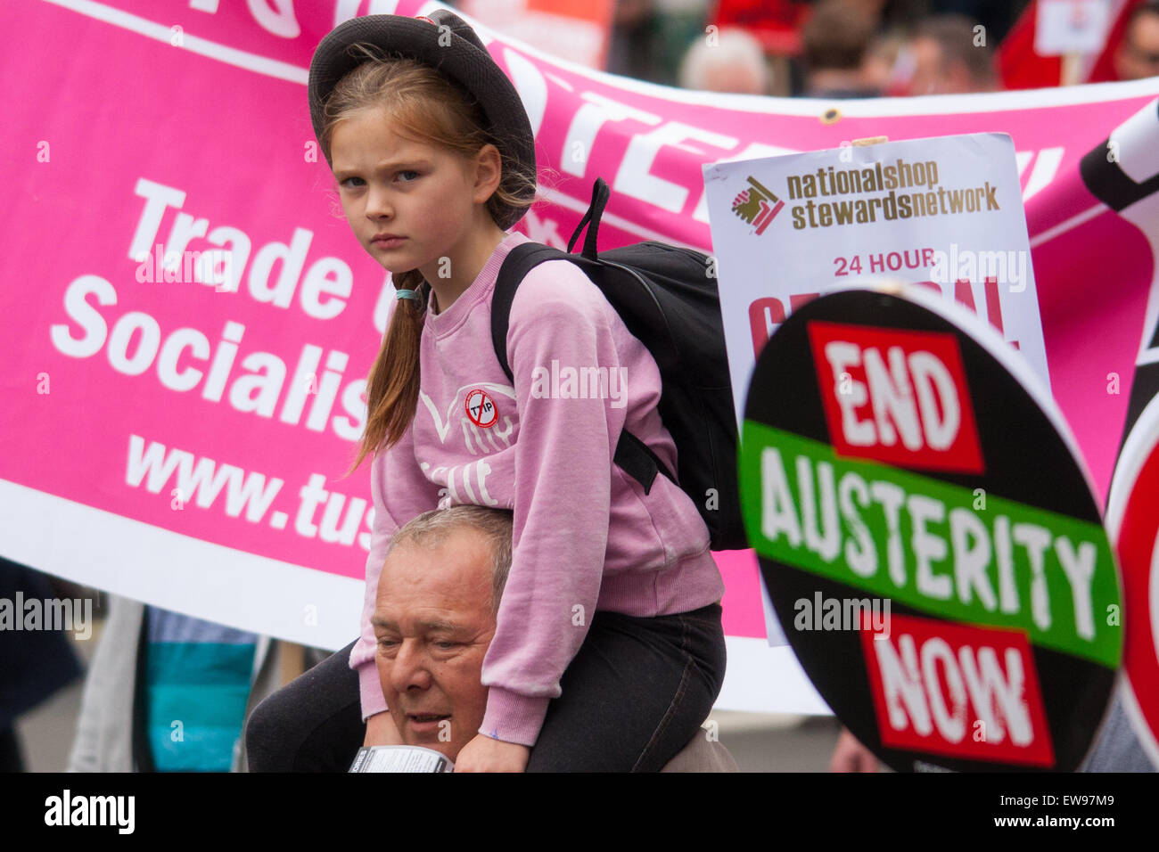 Londra, Regno Unito. Xx Giugno, 2015. Migliaia di persone convergono sulle strade di Londra per unirsi alla assemblea popolare contro l'austerità del marzo dalla Banca d'Inghilterra di Piazza del Parlamento. Credito: Paolo Davey/Alamy Live News Foto Stock