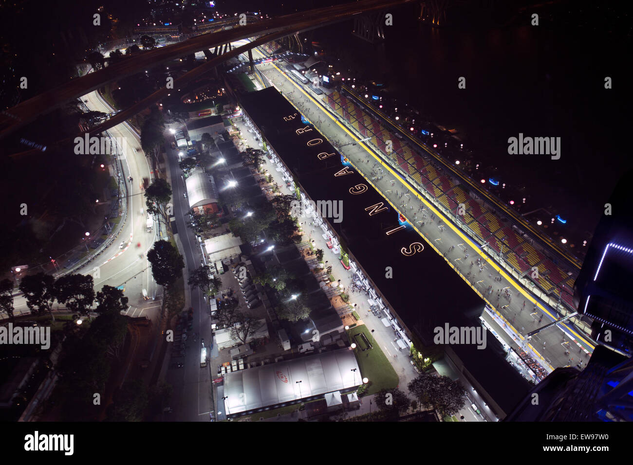 La costruzione dei box del Gran Premio di Singapore 2014, con la sua architettura moderna, svolge un ruolo cruciale nella logistica del weekend di gara, fornendo ai team strutture efficienti durante la gara notturna. Foto Stock