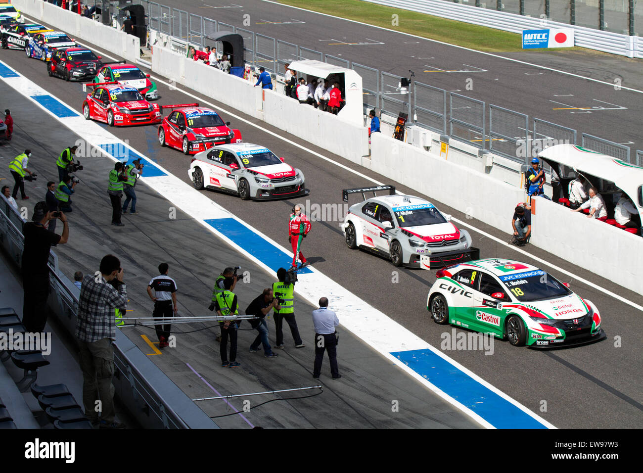 La pit Lane durante la prova 1 della gara WTCC del Giappone 2014, mentre le squadre preparano le loro vetture da turismo per le corse competitive. Foto Stock