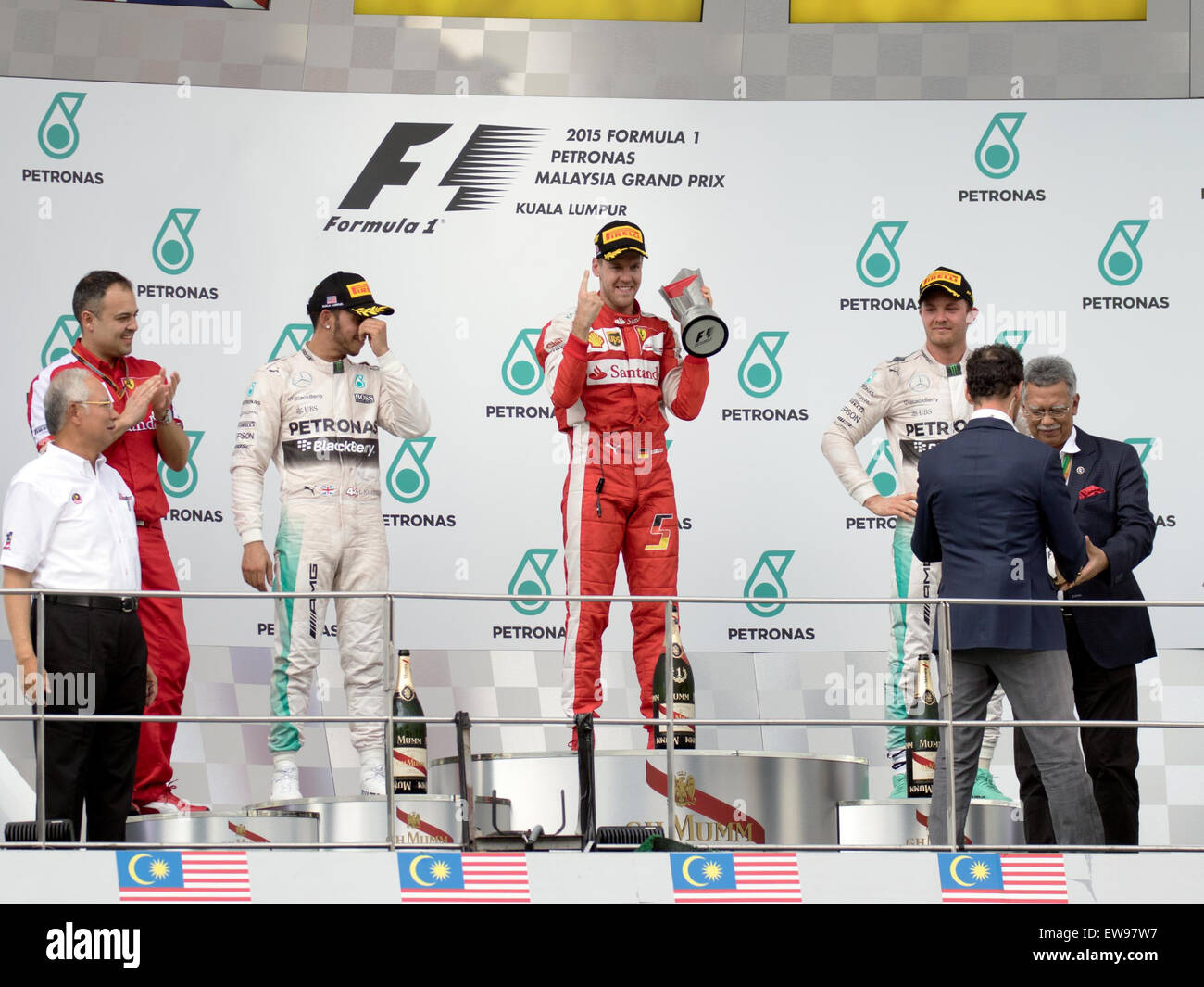 Il podio celebra il Gran Premio della Malesia 2015, con il vincitore della gara e i primi classificati sul circuito di Sepang. Foto Stock