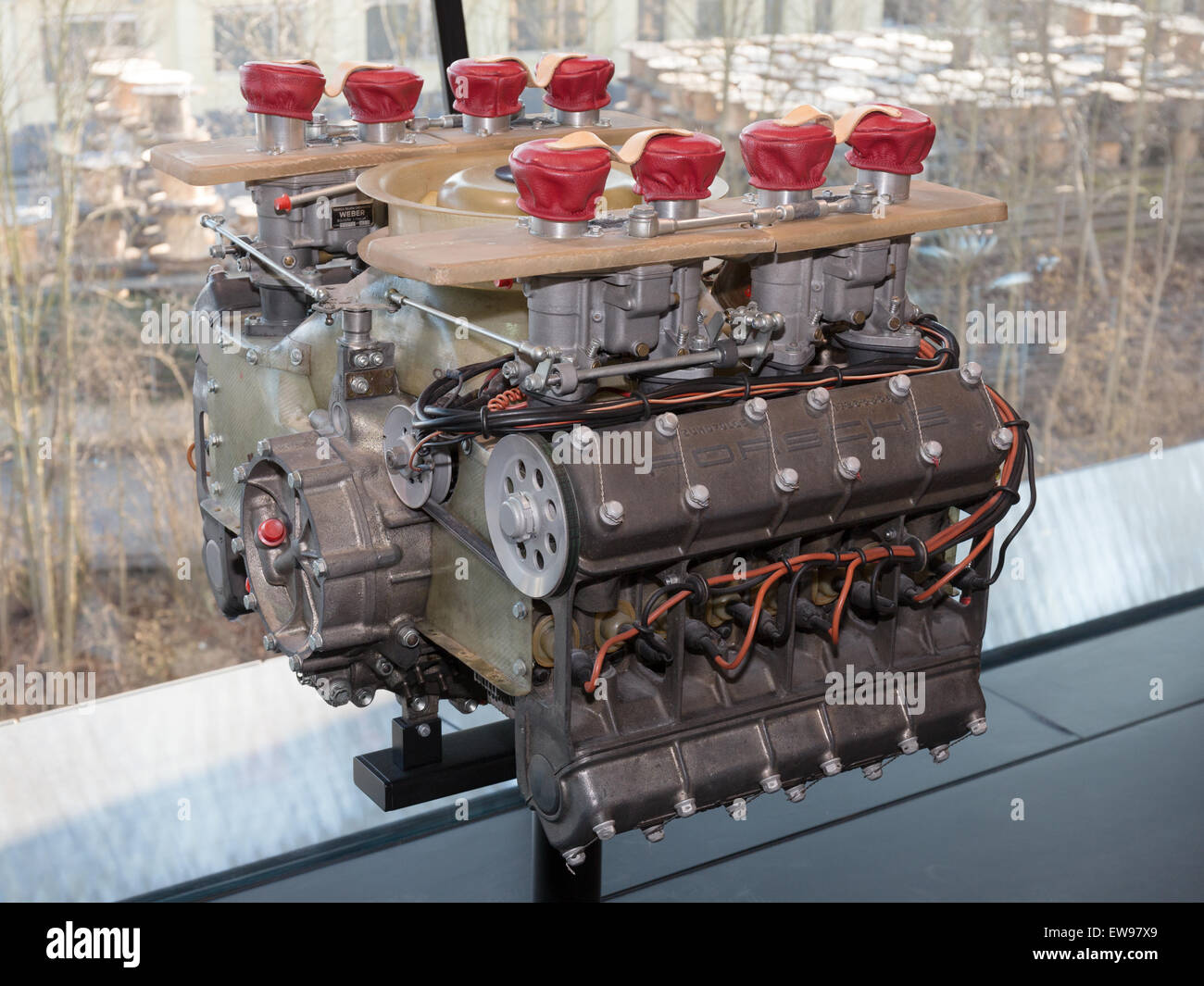 Il motore Porsche 771, esposto al Porsche Museum, un motore a otto cilindri ad alte prestazioni utilizzato nelle iconiche Porsche 904 e 906. Foto Stock