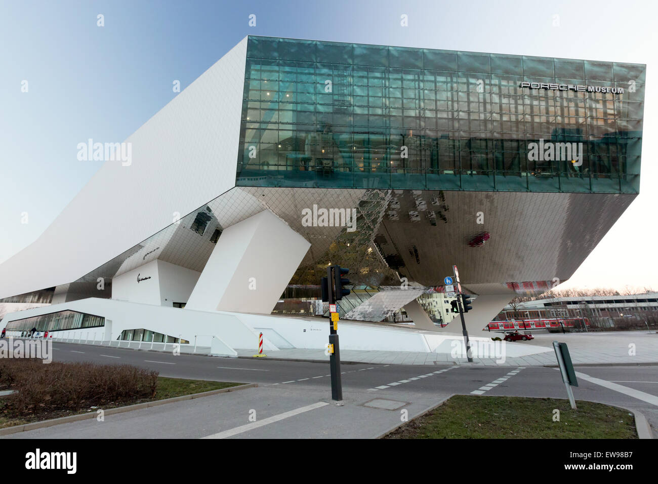Il *Porsche Museum* di Stoccarda, Germania, mostra l'eredità del marchio di innovazione automobilistica. Nel marzo 2013, il museo ha presentato una mostra di modelli Porsche storici, evidenziando il contributo dell'azienda alla storia automobilistica e all'eccellenza ingegneristica. Foto Stock