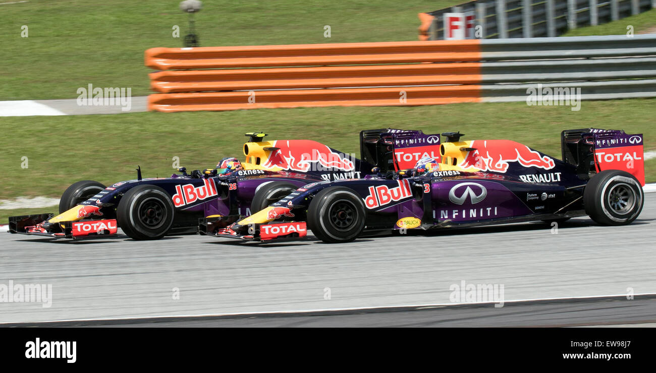 Il Gran Premio di Malesia 2015 ha caratterizzato una forte prestazione da parte del team Red Bull Racing, con i due piloti che hanno mostrato velocità e strategia impressionanti per tutta la gara 2. La gara ha evidenziato le prestazioni costanti e la competitività del team in Formula 1 durante la stagione 2015. Foto Stock