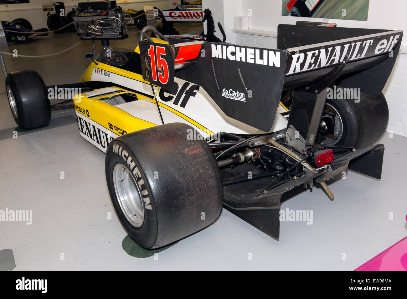 La Renault RE50, vista dall'angolo posteriore sinistro, era una vettura di Formula 1 usata negli anni '1980, nota per il suo design distintivo. Questa immagine cattura l'elegante forma aerodinamica della vettura durante la Donington Grand Prix Collection. Foto Stock
