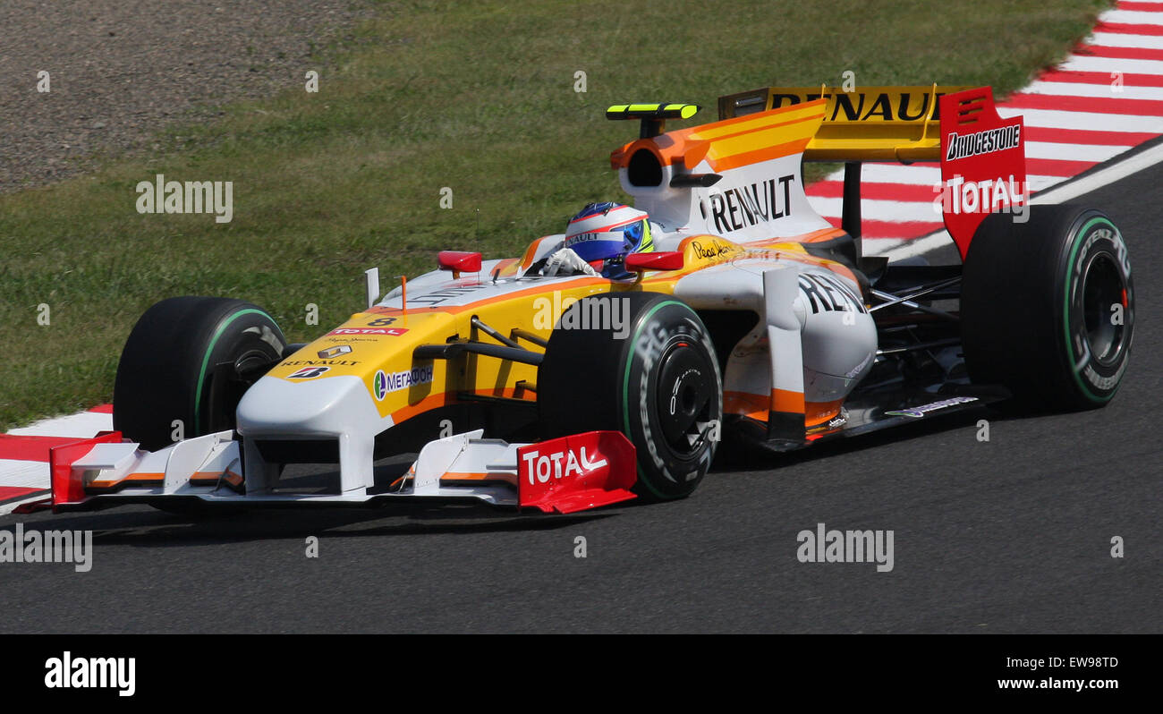 Romain Grosjean ha partecipato al Gran Premio di Formula 1 del Giappone 2009, durante la terza sessione di prove libere. Questa immagine cattura un momento della sessione, mostrando le prestazioni di Grosjean sul circuito di Suzuka. Foto Stock