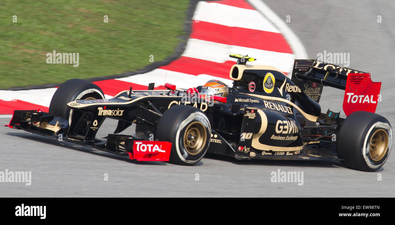 Romain Grosjean durante la sessione di qualificazione del Gran Premio della Malesia di Formula 1 2012. Questo momento mette in mostra le prestazioni di Grosjean per il Lotus F1 Team durante l'evento, un momento chiave nella sua stagione 2012. Foto Stock