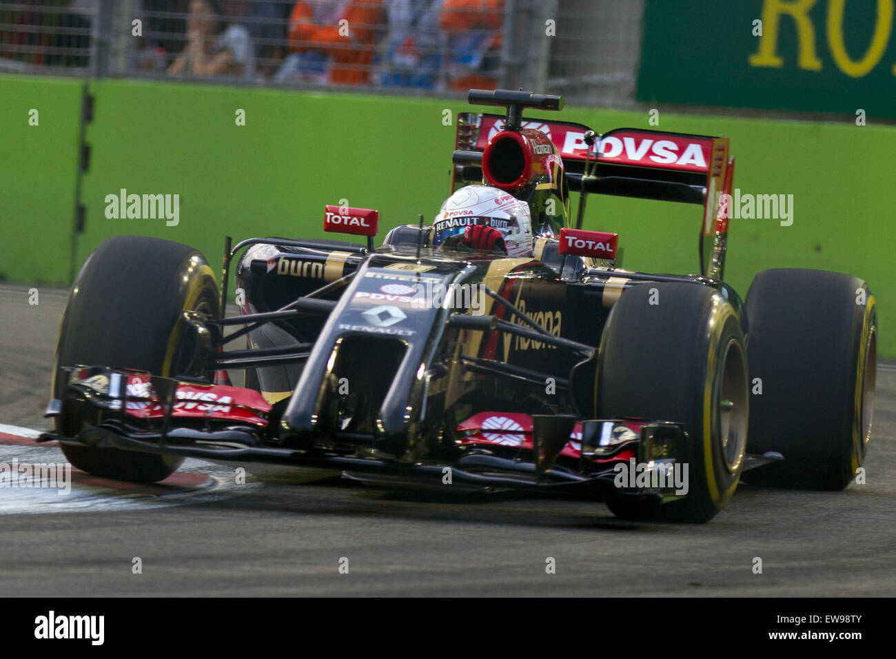 Romain Grosjean ha partecipato al Gran Premio di Singapore 2014, prendendo parte alla prima sessione di prove libere (FP1). La sessione è stata cruciale per allestire l'auto per il impegnativo circuito di Marina Bay Street, noto per le curve strette e l'elevata umidità. Foto Stock