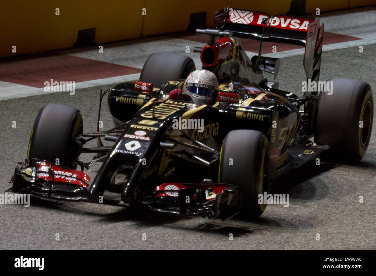 Romain Grosjean gareggia durante il Gran Premio di Singapore 2014, venerdì prove 2. Guidando per la Lotus F1, dimostra abilità nell'impegnativo circuito di Marina Bay. Le prestazioni di Grosjean durante le FP2 fanno da cornice alle qualifiche e alla gara del fine settimana. Foto Stock