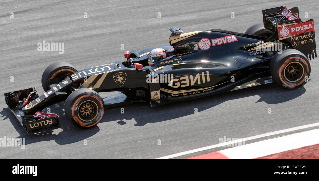 Romain Grosjean ha partecipato al Gran Premio della Malesia di Formula 1 2015, dove ha gareggiato nella prima sessione di prove libere (FP1). L'evento ha messo in mostra le sue capacità di guida e le prestazioni tecniche del suo team, rafforzando ulteriormente la sua reputazione nel Motorsport. Foto Stock