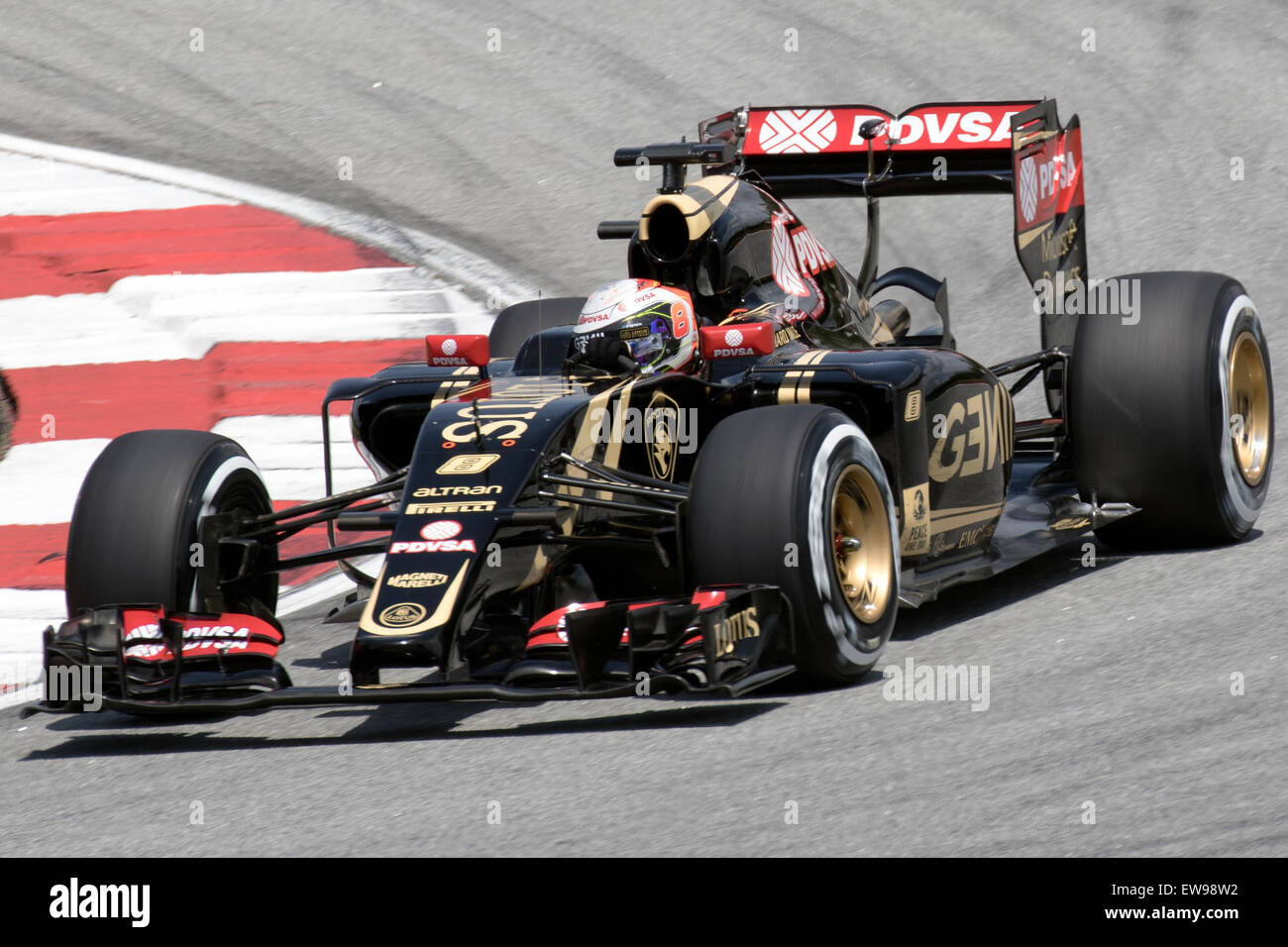 Questa immagine cattura Romain Grosjean durante il Gran Premio della Malesia 2015, mostrando la sua performance nella terza sessione di prove libere. Grosjean è un noto pilota di Formula 1 noto per la sua velocità e abilità in pista. Foto Stock