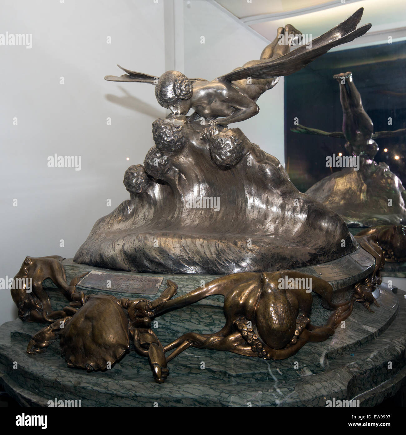 Lo Schneider Trophy, esposto al Science Museum di Londra, è uno storico premio per l'aviazione. Questa immagine mostra la vista laterale del trofeo, simbolo di eccellenza nell'aviazione. Foto Stock