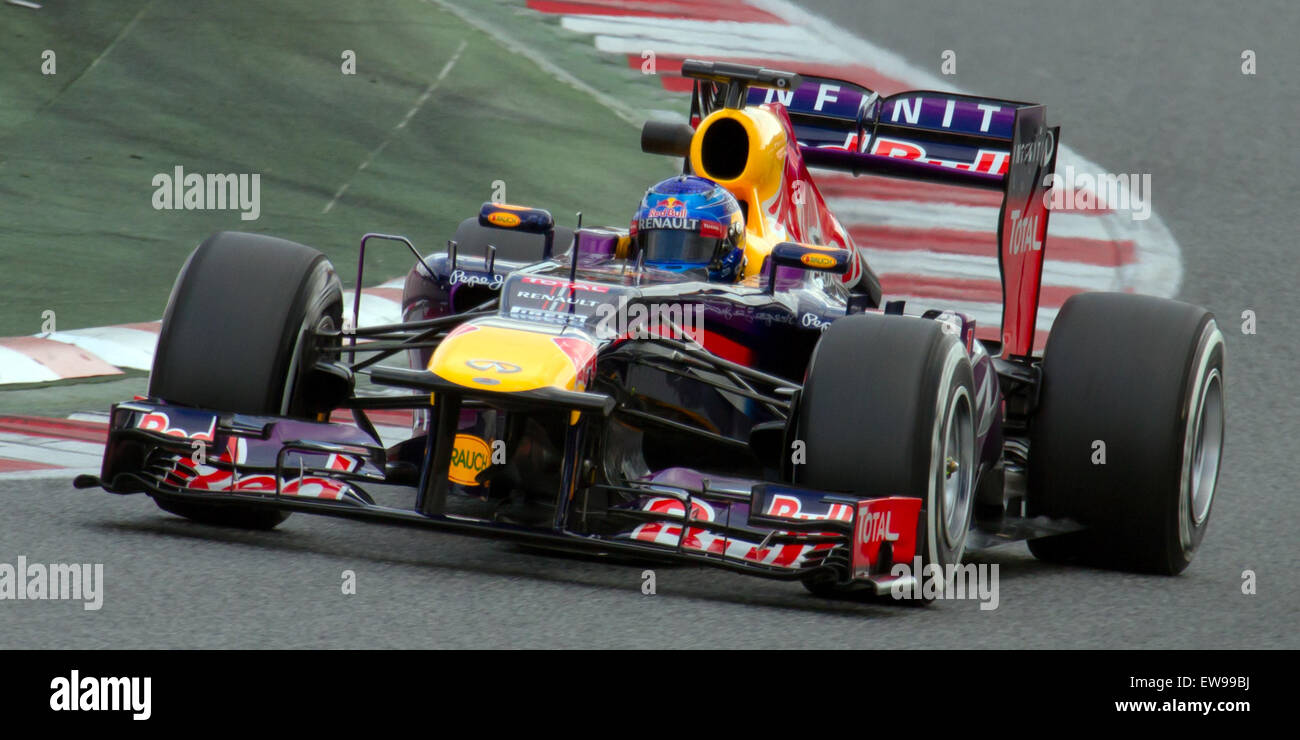 Questa immagine del test di Formula 1 2013 in Catalogna mostra Sebastian Vettel durante i giorni 1 e 2 dell'evento. La foto cattura le prestazioni ad alta velocità e gli aspetti tecnici della vettura di Vettel mentre prova il veicolo in pista. Foto Stock