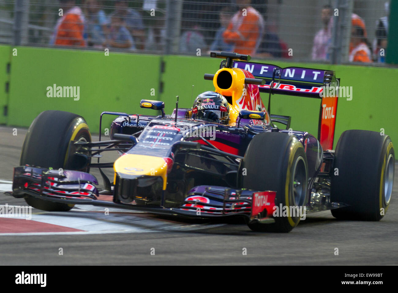 Sebastian Vettel durante la sessione FP1 del Gran Premio di Formula 1 di Singapore 2014. L'immagine lo cattura in azione sulla pista, mostrando la sua abilità e la sua concentrazione mentre naviga nel circuito stradale impegnativo. Foto Stock