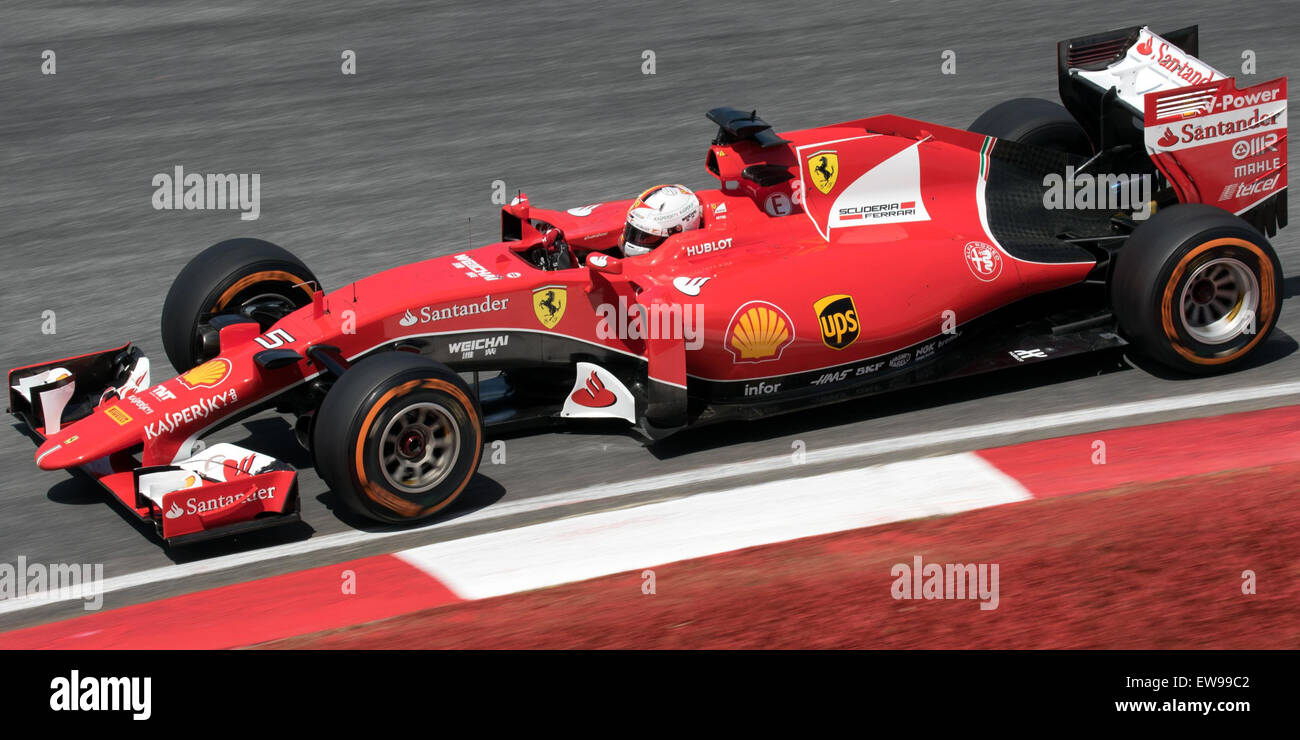 Le prestazioni di Sebastian Vettel nella sessione FP2 di Formula 1 in Malesia del 2015 mostrano le sue abilità di guida durante le prove. L'immagine riflette un momento chiave della stagione 2015 del Campionato del mondo di F1. Foto Stock
