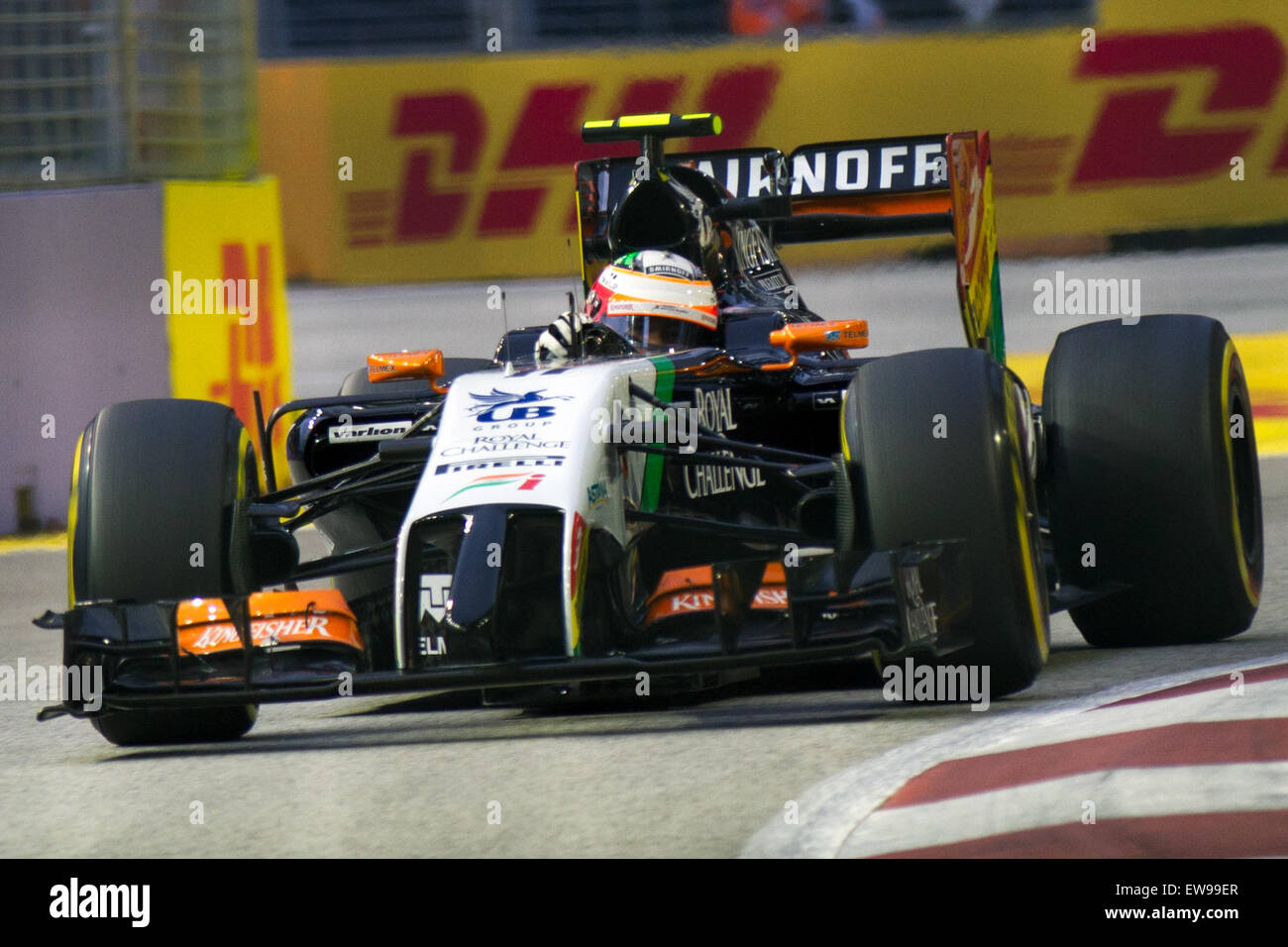 Sergio Perez, pilota di Formula 1, durante la sua prestazione al Gran Premio di Singapore 2014, in particolare nella terza sessione di prove libere (FP3). Questo momento cattura la sua abilità in pista in un circuito altamente competitivo e tecnico, noto per il suo ambiente di gara notturno impegnativo. Foto Stock