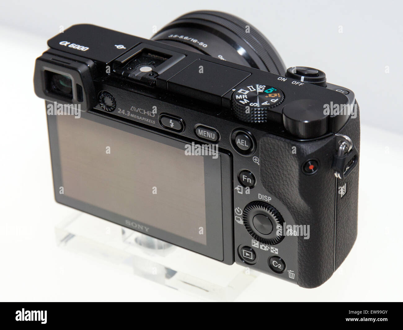 La Sony Alpha ILCE-6000, lanciata nel 2014, è una fotocamera digitale mirrorless nota per il suo design compatto e l'elevata qualità delle immagini. Questa immagine si concentra sulla vista posteriore della fotocamera. Foto Stock