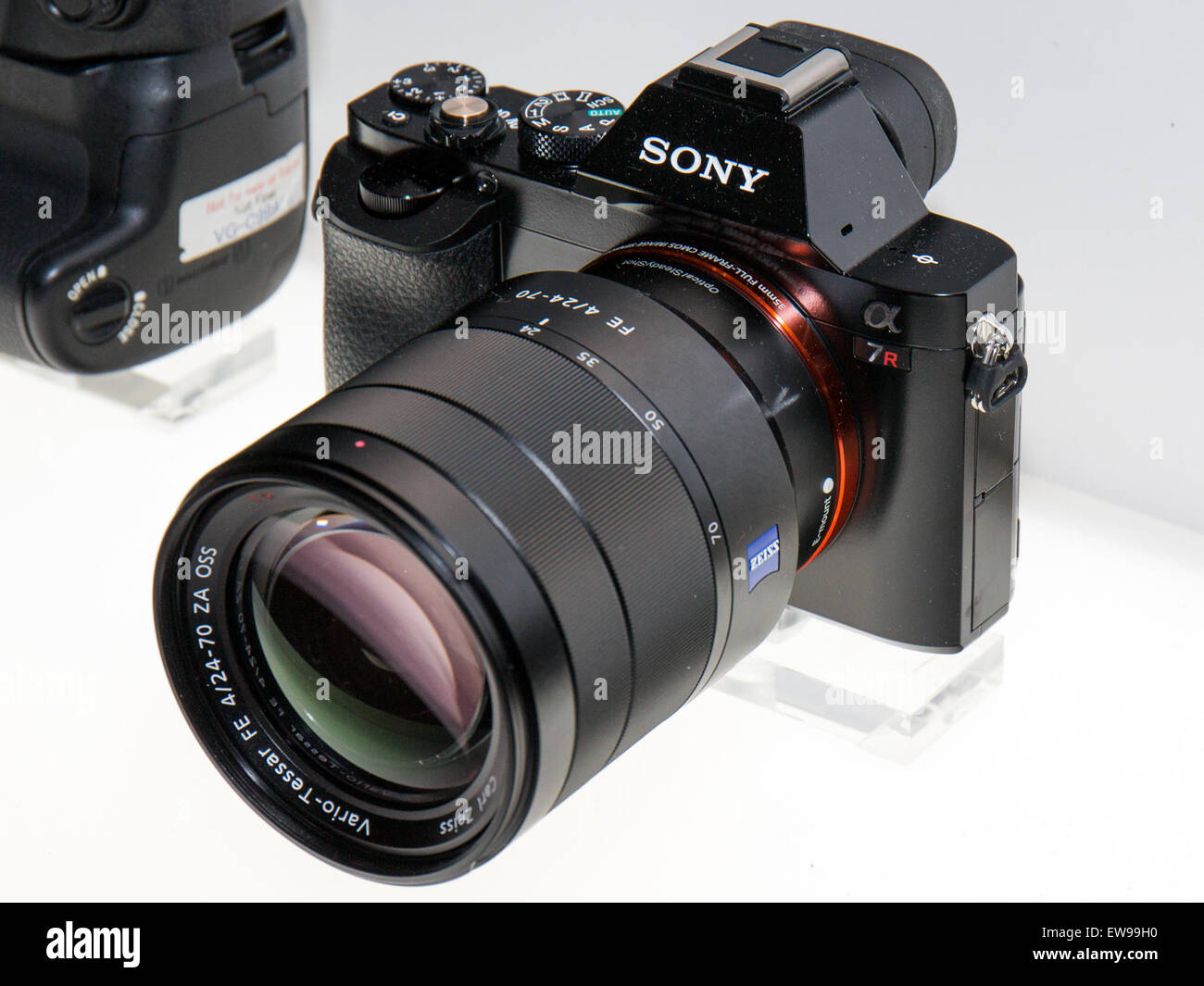 Questa immagine mostra la vista frontale della telecamera Alpha ILCE-7R di Sony, introdotta nel 2014. È una fotocamera mirrorless nota per la sua alta risoluzione e il design compatto, che la rende una scelta popolare tra i fotografi professionisti. Foto Stock