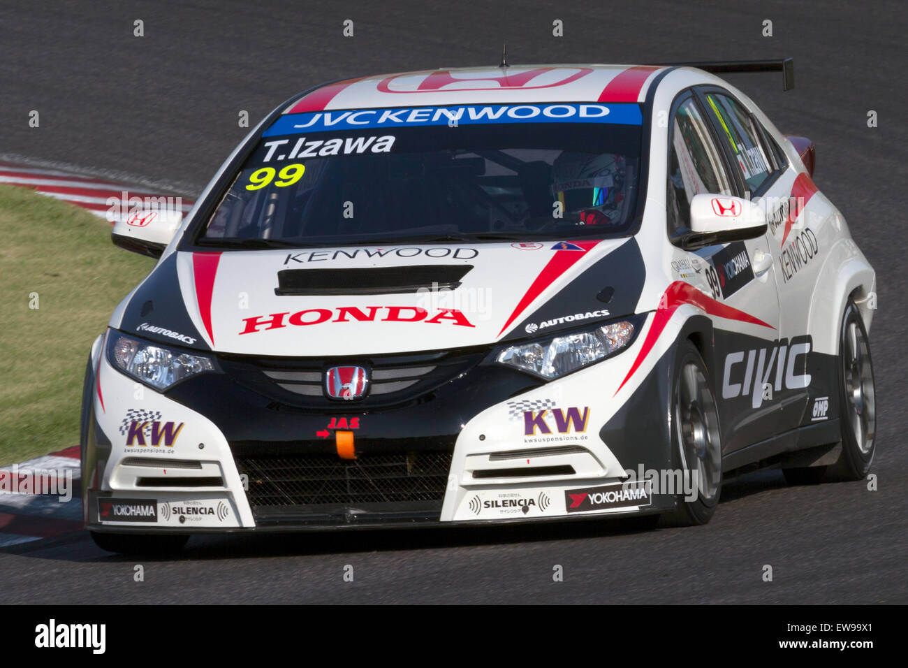 Takuya Izawa ha partecipato alla gara WTCC (World Touring Car Championship) del Giappone 2013, dove si è qualificato nella prima sessione. L'evento ha messo in evidenza le sue abilità nella serie di vetture da turismo altamente competitive. Foto Stock