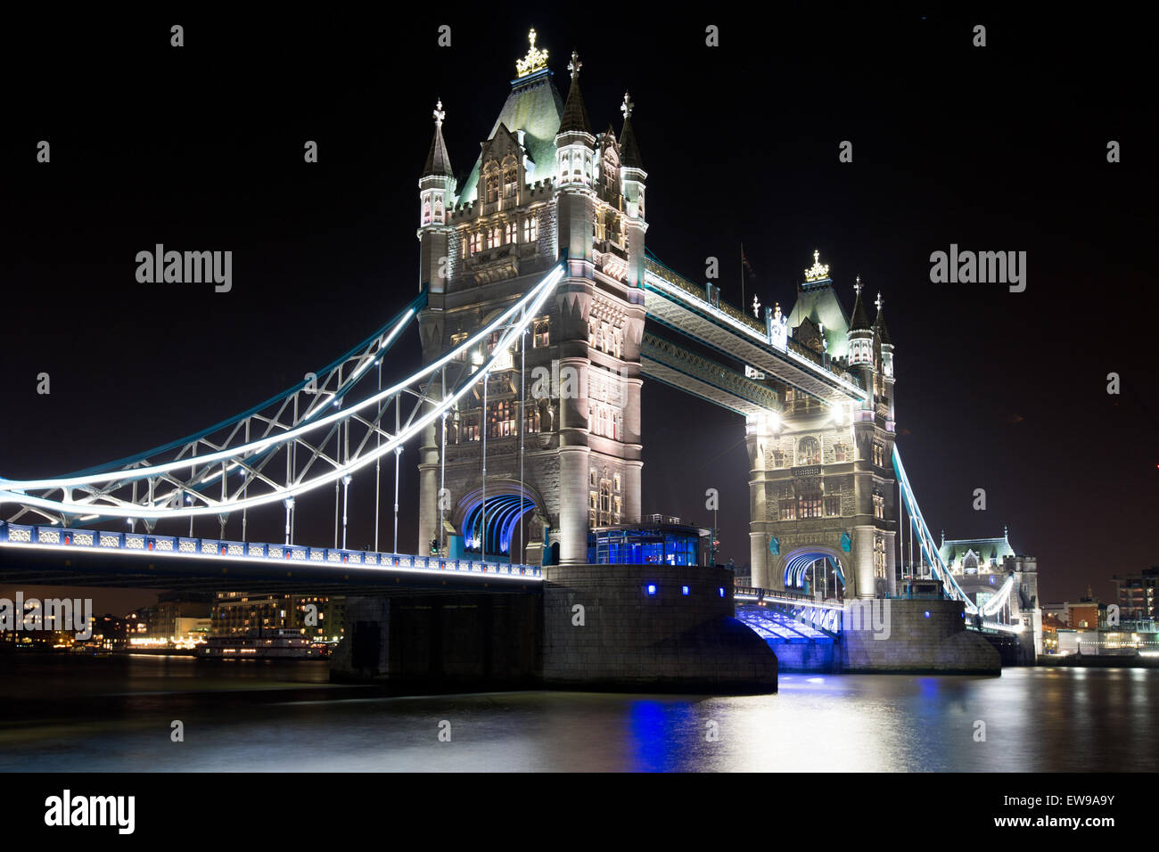 Questa immagine del Tower Bridge nel febbraio 2013 cattura l'iconica struttura nel cuore di Londra. La fotografia mostra la bellezza architettonica del ponte, evidenziandone il significato sia come un pezzo di infrastruttura funzionale che come simbolo di Londra. Foto Stock