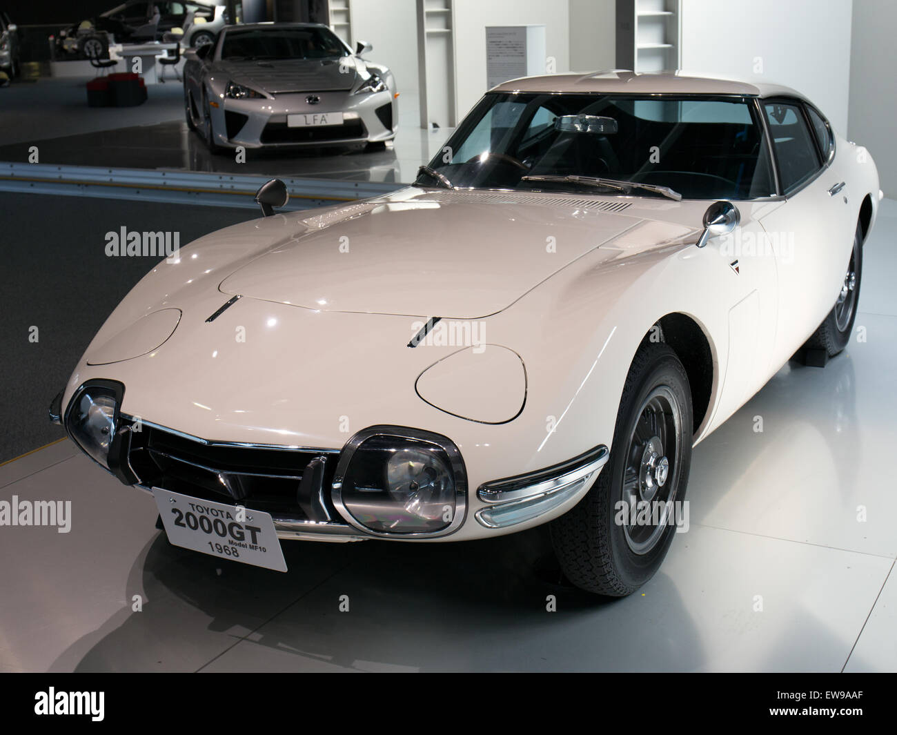 Toyota 2000GT MF10 (1968) parte anteriore sinistra Toyota Automobile Museum Foto Stock