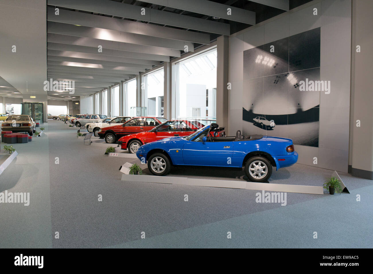 Questa foto mostra gli interni del Toyota Automobile Museum, catturando le varie auto d'epoca e moderne in mostra. Il museo offre una visione completa della storia di Toyota e del suo impatto sull'industria automobilistica. Foto Stock