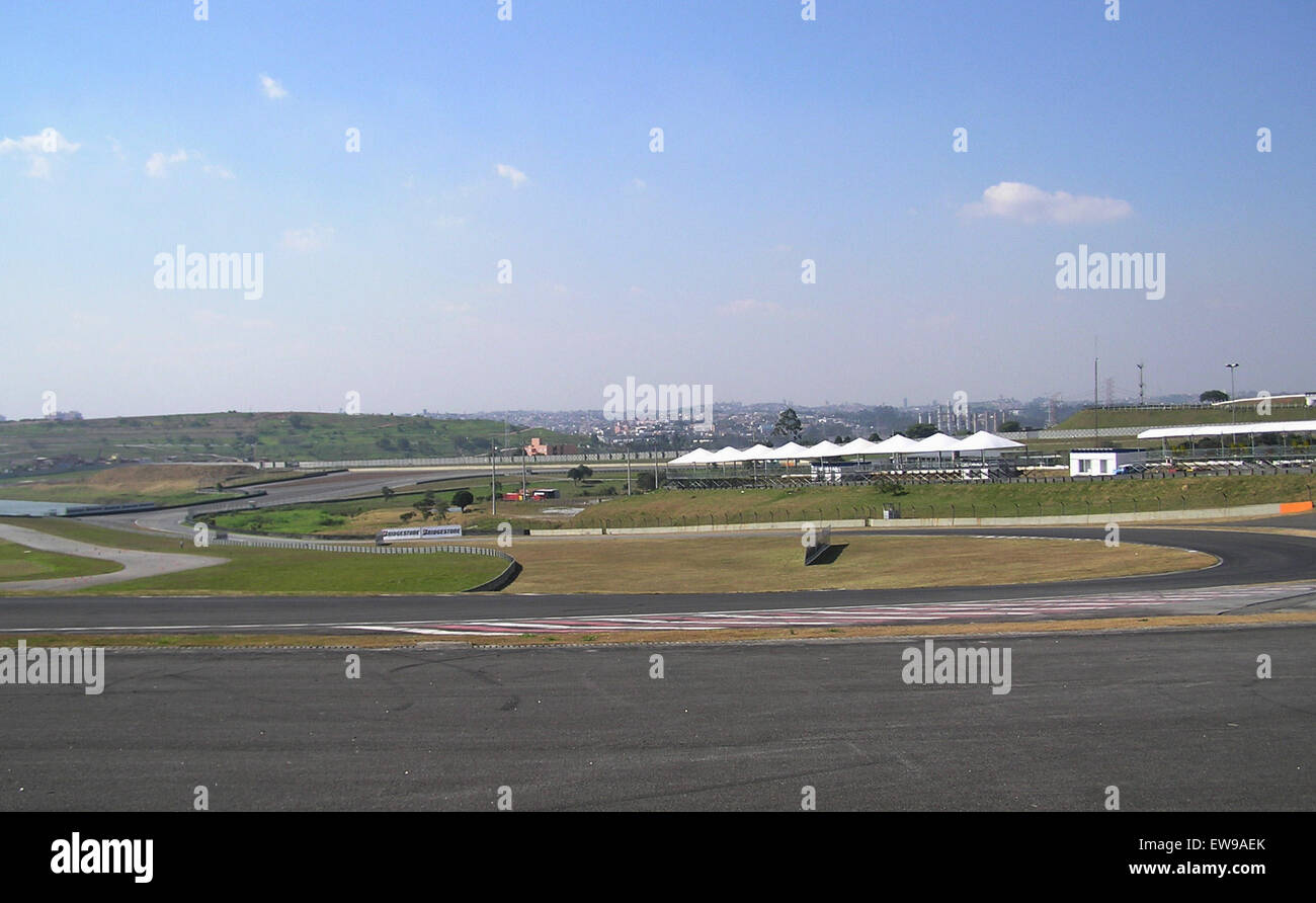 Una fotografia dell'angolo Ferradura all'Autódromo José Carlos Pace, noto anche come Interlagos, situato a São Paolo, Brasile. La pista è famosa per ospitare il Gran Premio del Brasile di Formula 1 ed è nota per le sue curve impegnative e le sezioni ad alta velocità. Foto Stock