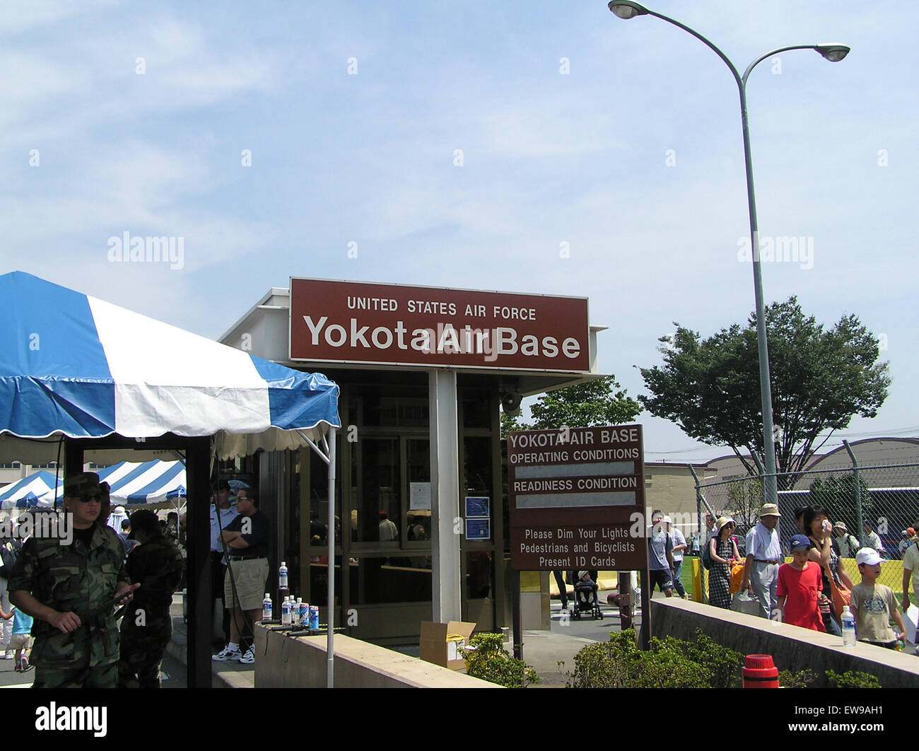 La base aerea di Yokota, situata a Tokyo, in Giappone, funge da importante base aerea degli Stati Uniti nella regione. È un sito chiave per le operazioni aeree e la preparazione militare, supportando una serie di missioni nel Pacifico e oltre. Foto Stock