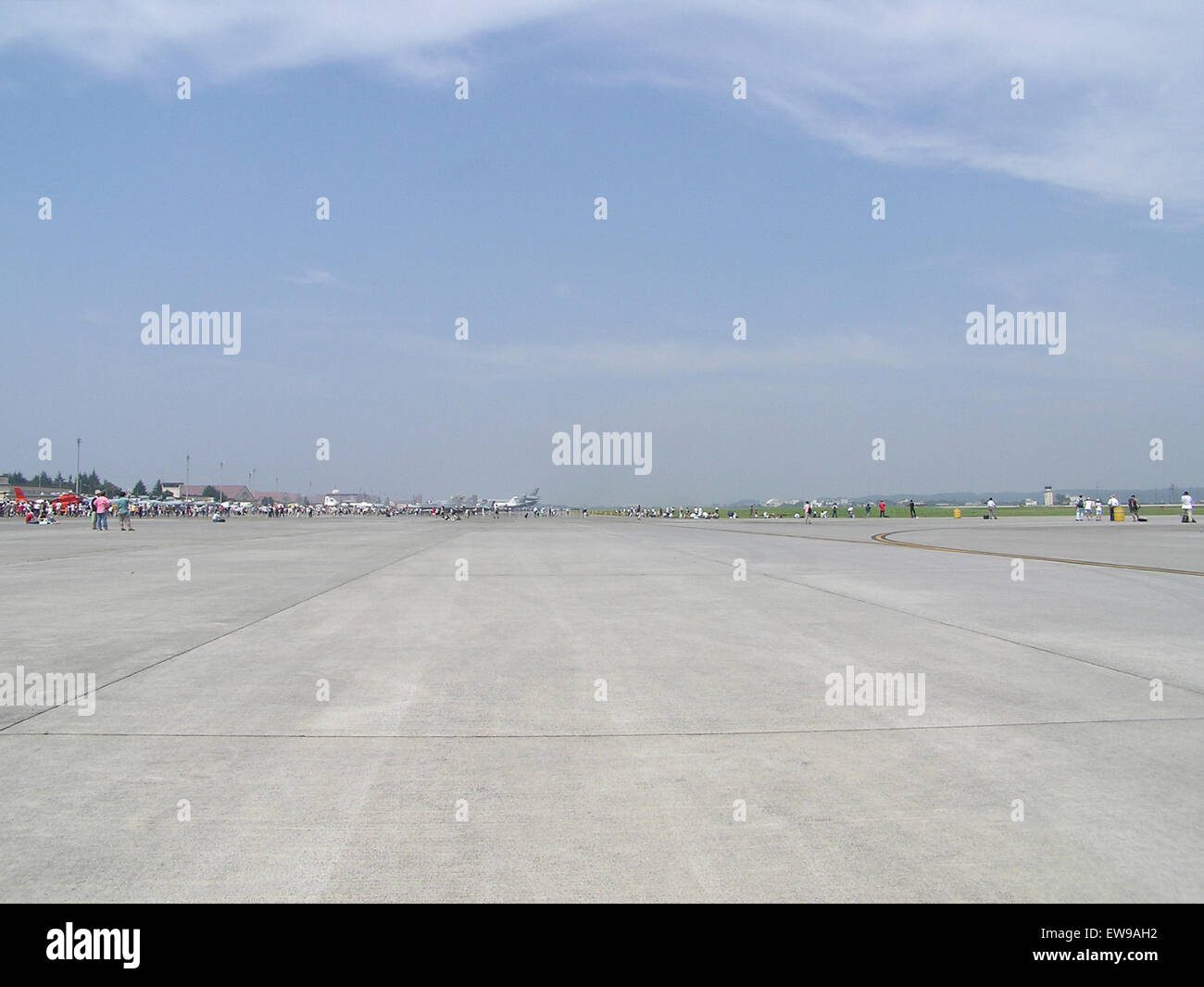 La US Yokota Air base si trova a Tokyo, in Giappone, ed è un'installazione chiave per la United States Air Force nella regione del Pacifico. Svolge un ruolo essenziale nella mobilità aerea, nella logistica e nelle operazioni di sicurezza regionale. Foto Stock