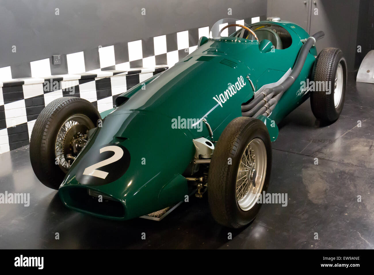 La Vanwall VW2, nella foto della Donington Grand Prix Collection, mostra il design classico e l'ingegneria delle auto da corsa di metà del XX secolo. L'immagine cattura la visuale anteriore sinistra della vettura, sottolineandone la forma elegante e la precisione meccanica. Foto Stock