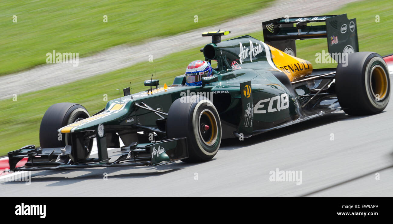 Vitaly Petrov nel Gran Premio di Formula 1 della Malesia 2012, alla guida del team Caterham F1, ha partecipato a una gara altamente competitiva, mettendo in mostra le sue abilità nello sport ad alta velocità delle corse di Formula 1. Foto Stock