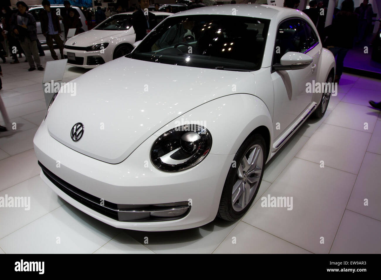 Questa immagine mostra la vista frontale del Maggiolino Volkswagen 2011, presentato al Salone dell'automobile di Tokyo. L'auto presenta un design moderno che richiama l'iconico predecessore, mantenendo la forma riconoscibile di Beetle con dettagli aggiornati. Foto Stock