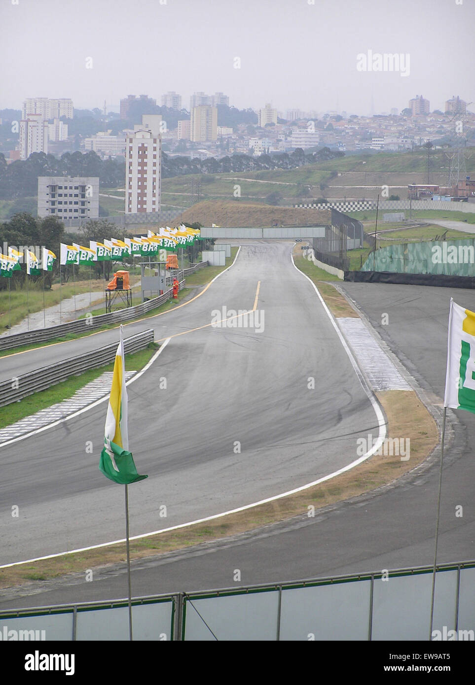 La Reta Oposta del Autódromo José Carlos Pace è una sezione rettilinea fondamentale dell'iconico circuito brasiliano, situato a São Paolo. È rinomato per ospitare il Gran Premio del Brasile, attirando gli appassionati di sport motoristici di tutto il mondo. Foto Stock