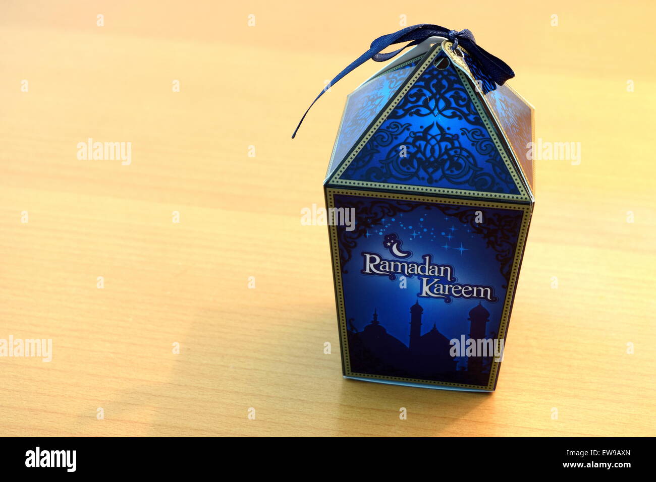 Date casella accanto a lampada da tavolo per il ramadan Foto Stock