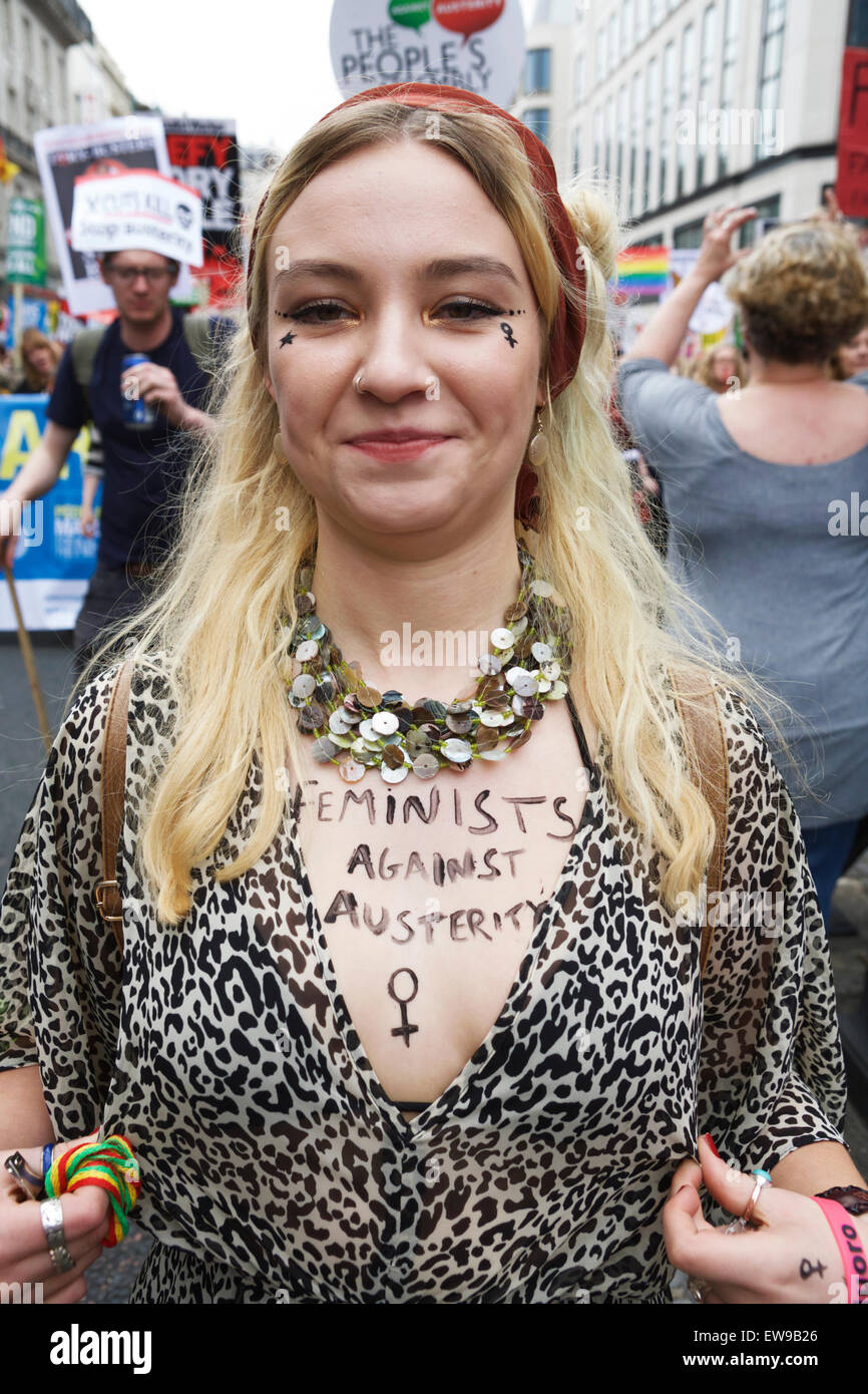 Londra, Regno Unito. Xx Giugno, 2015. I dimostranti al anti austerità marzo nella zona centrale di Londra, Regno Unito. La dimostrazione contro i miliardi di '£ s' tagli al welfare e di altri servizi essenziali. Il governo conservatore piano per tagliare £12 miliardi di euro dal bilancio del benessere. Fine ora di austerità protesta Londra UK. Foto Stock