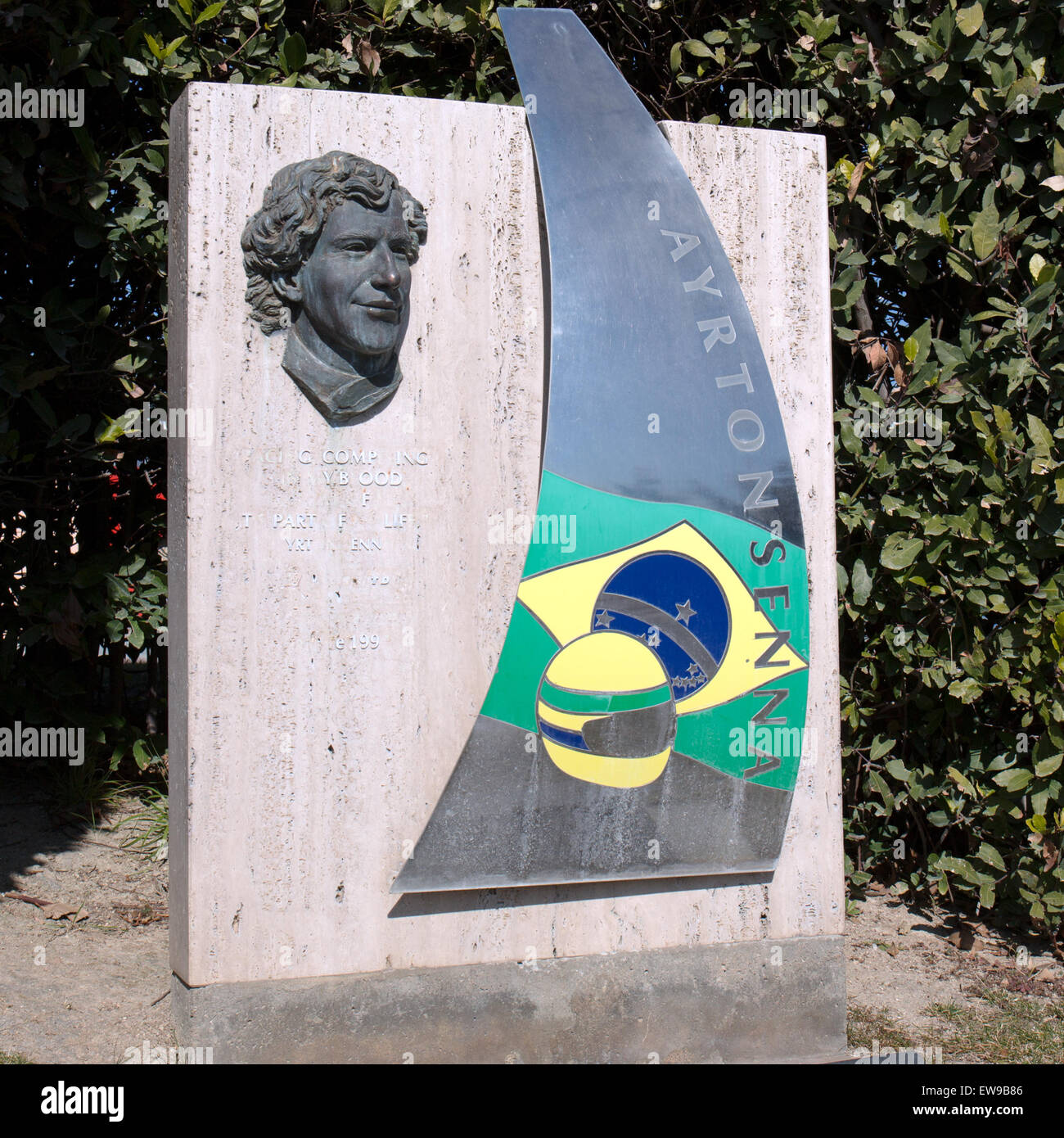Un monumento dedicato al compianto pilota di Formula 1 Ayrton Senna sul circuito di Barcellona-Catalunya. Questo tributo rende omaggio all'eredità di Senna nel Motorsport e alla sua straordinaria carriera nelle corse di Formula 1. Foto Stock Un monumento dedicato al compianto pilota di Formula 1 Ayrton Senna sul circuito di Barcellona-Catalunya. Questo tributo rende omaggio all'eredità di Senna nel Motorsport e alla sua straordinaria carriera nelle corse di Formula 1. Foto Stock