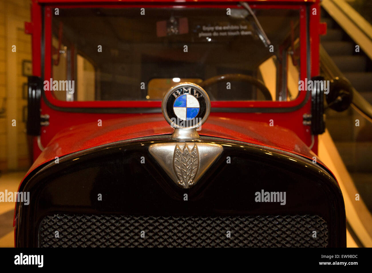 La BMW Dixi 3-15 CV, uno dei primi modelli del marchio BMW, presenta un caratteristico ornamento del cofano. Il veicolo, prodotto negli anni '1920, fa parte della collezione Heritage Motor Centre, che mostra l'evoluzione del primo design automobilistico. Foto Stock