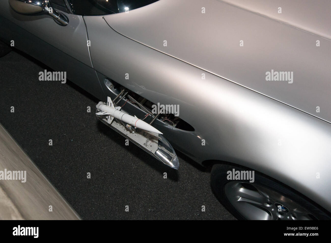 La BMW Z8 presente in "il mondo non è abbastanza" è esposta al National Motor Museum di Beaulieu. Quest'auto iconica, dotata di un missile, ha guadagnato fama per il suo ruolo nel film di James Bond del 1999. L'auto rimane un simbolo di lusso e cinema ricco di azione. Foto Stock