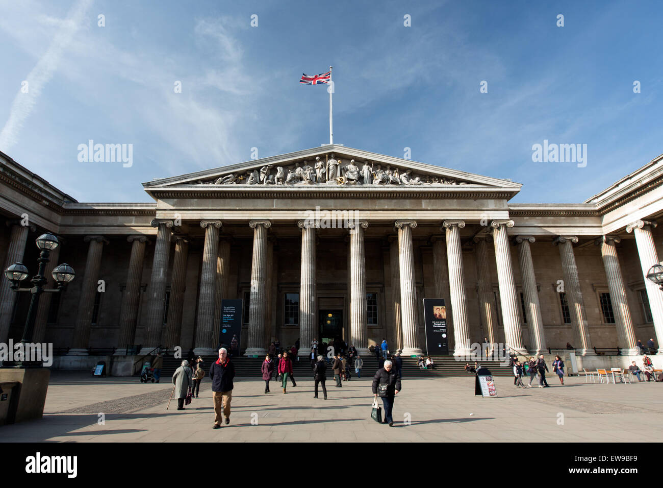 Una fotografia del British Museum, scattata nel marzo 2013, che documenta le mostre, le collezioni e i manufatti del museo in mostra durante quel periodo. L'immagine cattura il significato culturale e storico del museo nel preservare il patrimonio mondiale. Foto Stock