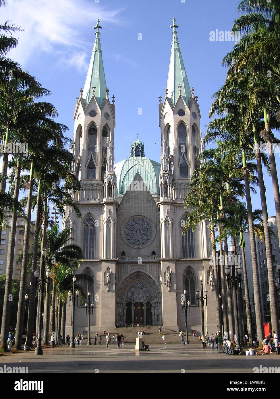 La Catedral metropolitana de São Paulo, un'iconica cattedrale del Brasile, è conosciuta per la sua architettura neogotica e la sua facciata suggestiva. Si erge come un simbolo del patrimonio religioso e culturale della città. Foto Stock