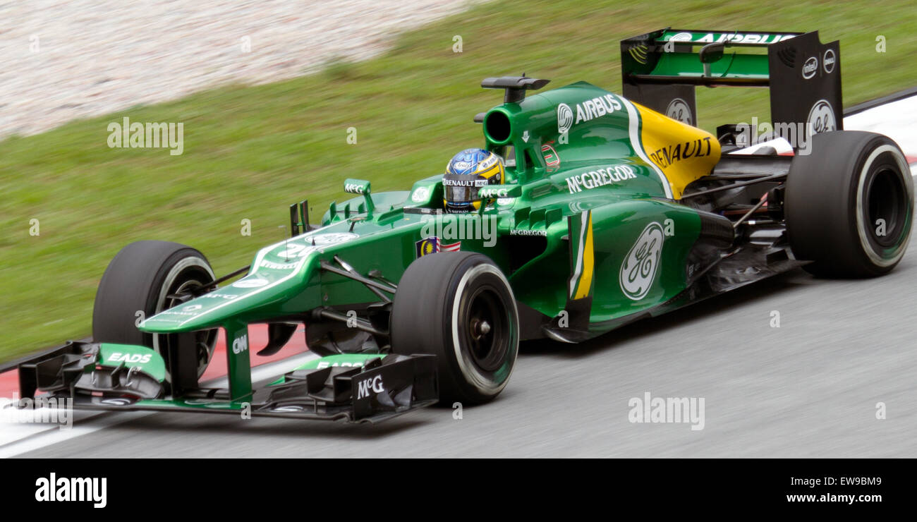 Il pilota francese Charles Pic ha partecipato al Gran Premio della Malesia 2013, guidando per il team Caterham F1. La gara segnò un punto critico nella sua carriera in F1, mettendo in evidenza le sue abilità negli sport motoristici competitivi. Foto Stock