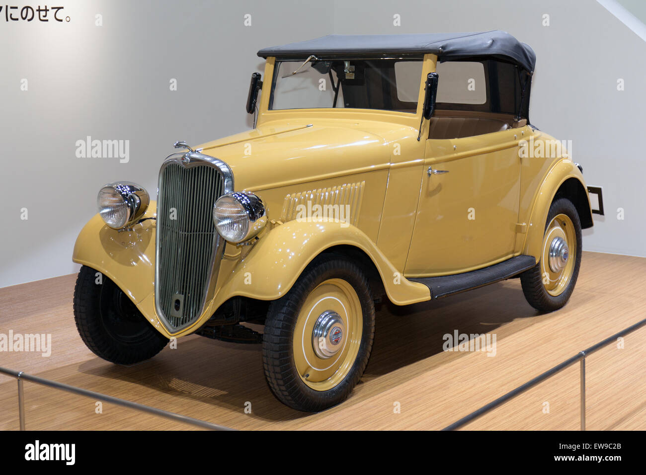 La Datsun 14 Roadster è stata presentata al Tokyo Motor Show del 2013. Il veicolo, noto per il suo design classico e la vista anteriore sinistra, ha affascinato gli appassionati di auto con la sua combinazione di caratteristiche vintage e moderne. Foto Stock