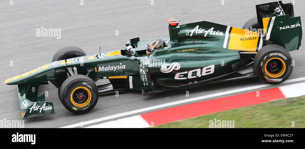 Davide Valsecchi, in gara nella stagione di Formula 1 2011, ha guidato il Gran Premio di Malesia per il Team Lotus F1 nella sessione FP1. La sua partecipazione alla gara segnò un momento chiave nella sua carriera in F1, guidando la vettura del team in una sessione di prove ufficiali. Foto Stock